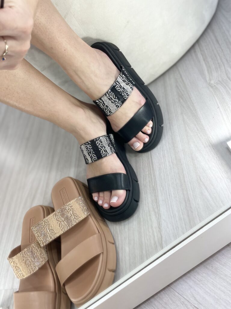 tamanco 2 tiras strass moleca bege
