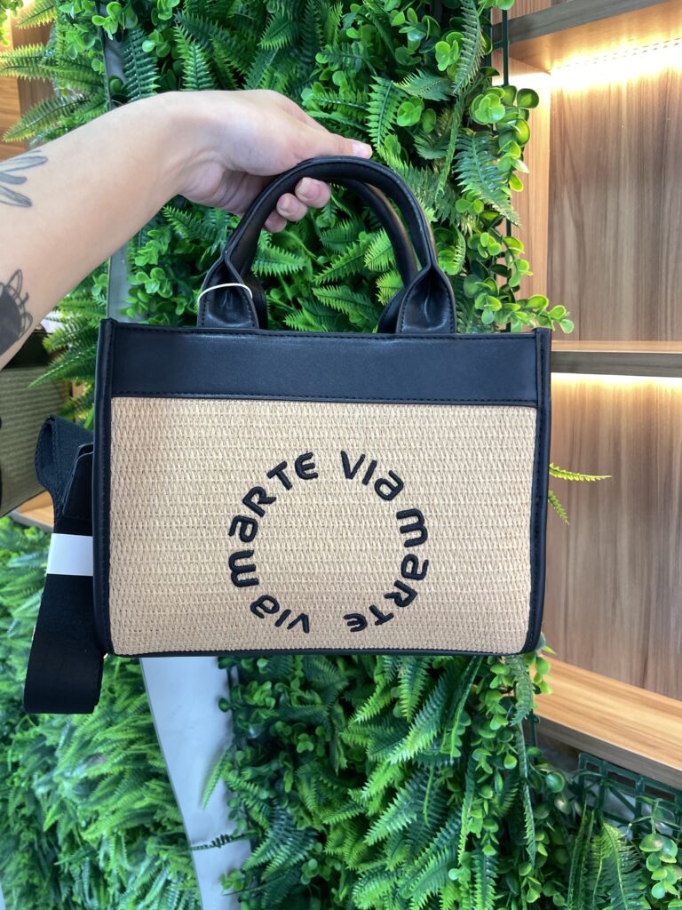 bolsa tote média palha bege claro preto via marte ref: b1 120 01 bolsa tote média palha bege claro preto via marte ref: b1 120 01