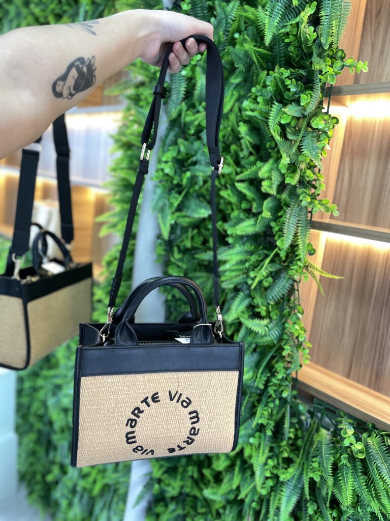 bolsa tote média palha bege claro preto via marte ref: b1 120 01 bolsa tote média palha bege claro preto via marte ref: b1 120 01