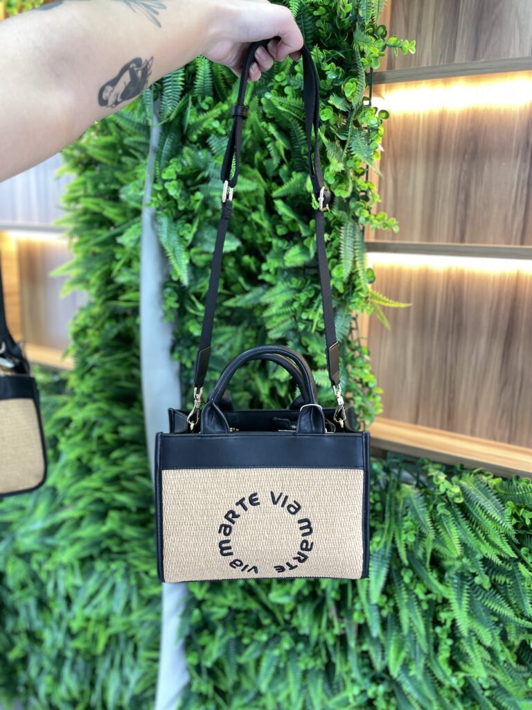 bolsa tote média palha bege claro preto via marte ref: b1 120 01 bolsa tote média palha bege claro preto via marte ref: b1 120 01