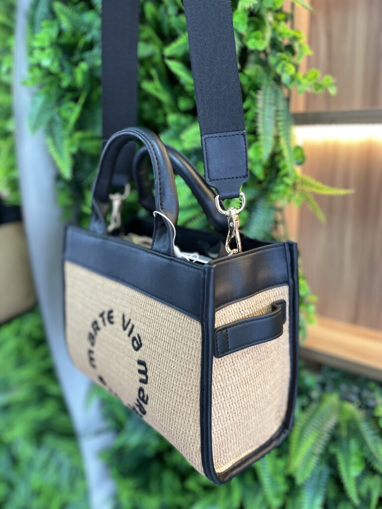 bolsa tote média palha bege claro preto via marte ref: b1 120 01 bolsa tote média palha bege claro preto via marte ref: b1 120 01