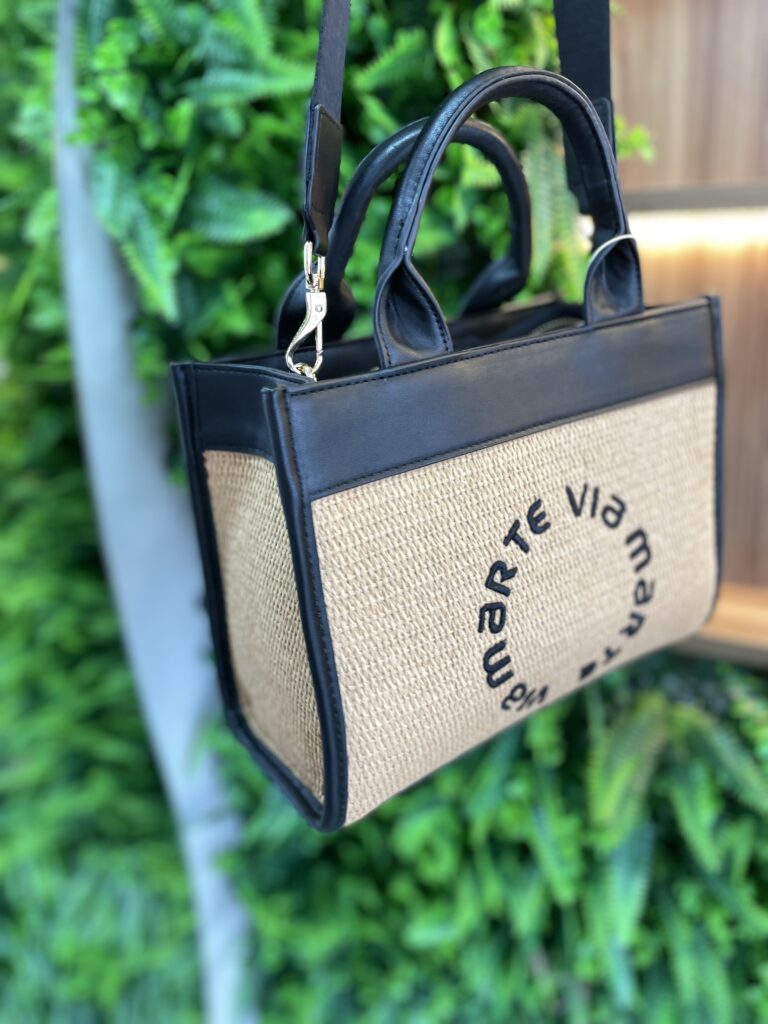 bolsa tote média palha bege claro preto via marte ref: b1 120 01 bolsa tote média palha bege claro preto via marte ref: b1 120 01