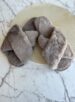 pantufa x 2 tiras marrom