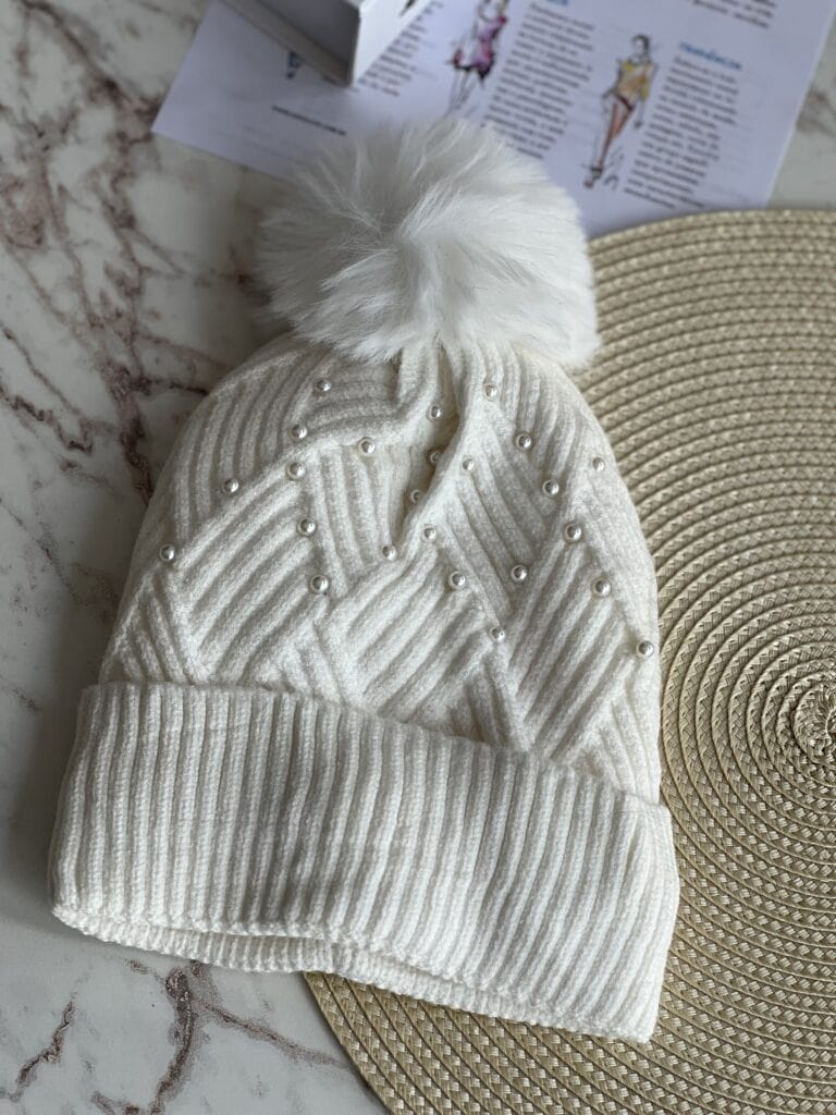 touca pompom com pérolas creme