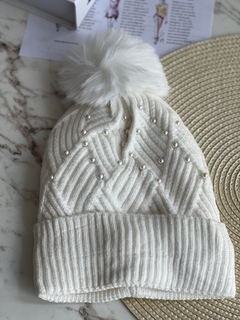 touca pompom com pérolas creme touca pompom com pérolas creme