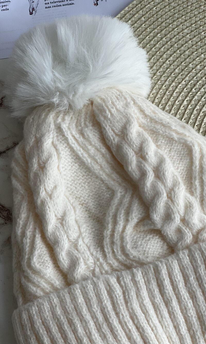 touca pompom creme liso touca pompom creme liso