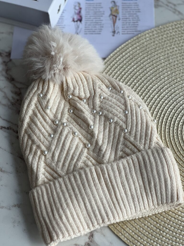 touca pompom com pérolas creme touca pompom com pérolas creme