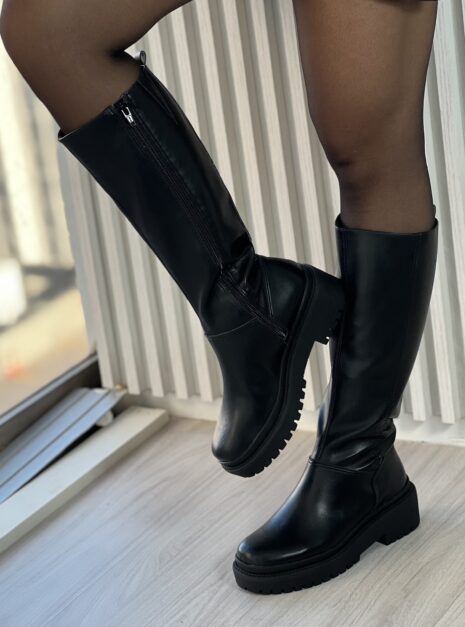 bota tratorada preto via marte
