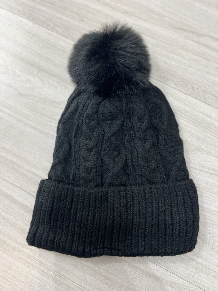 touca pompom preto liso