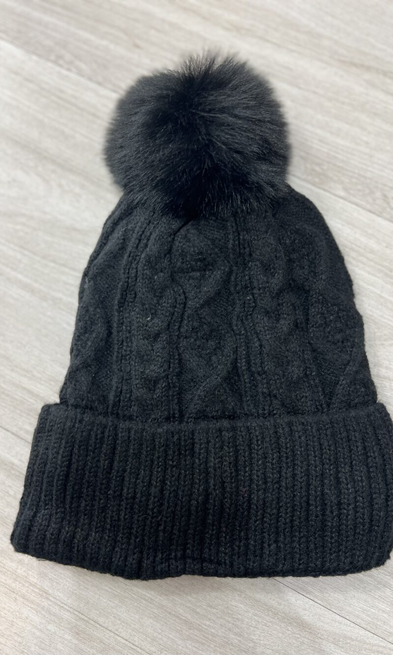 touca pompom preto liso