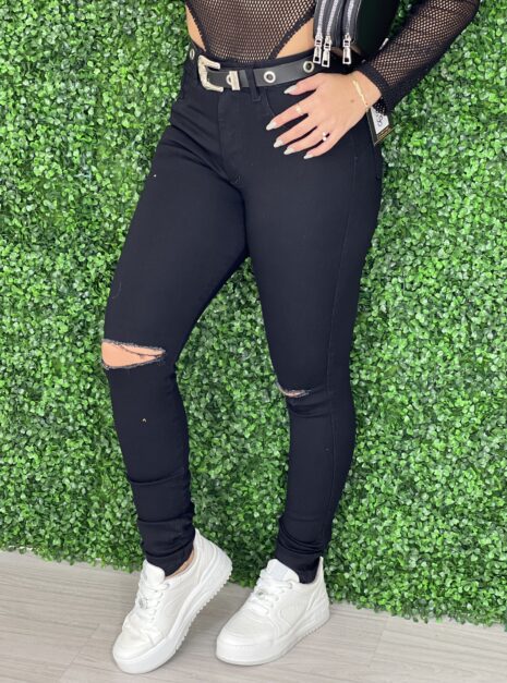 calça jeans preto com rasgo