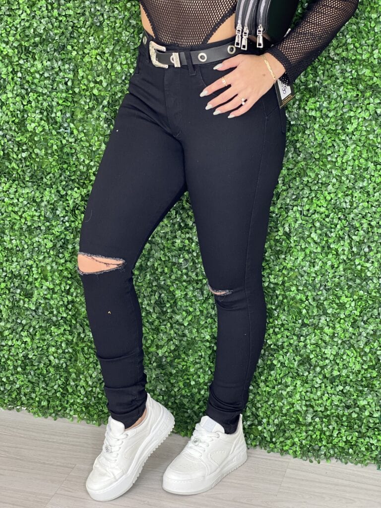 calça jeans preto com rasgo