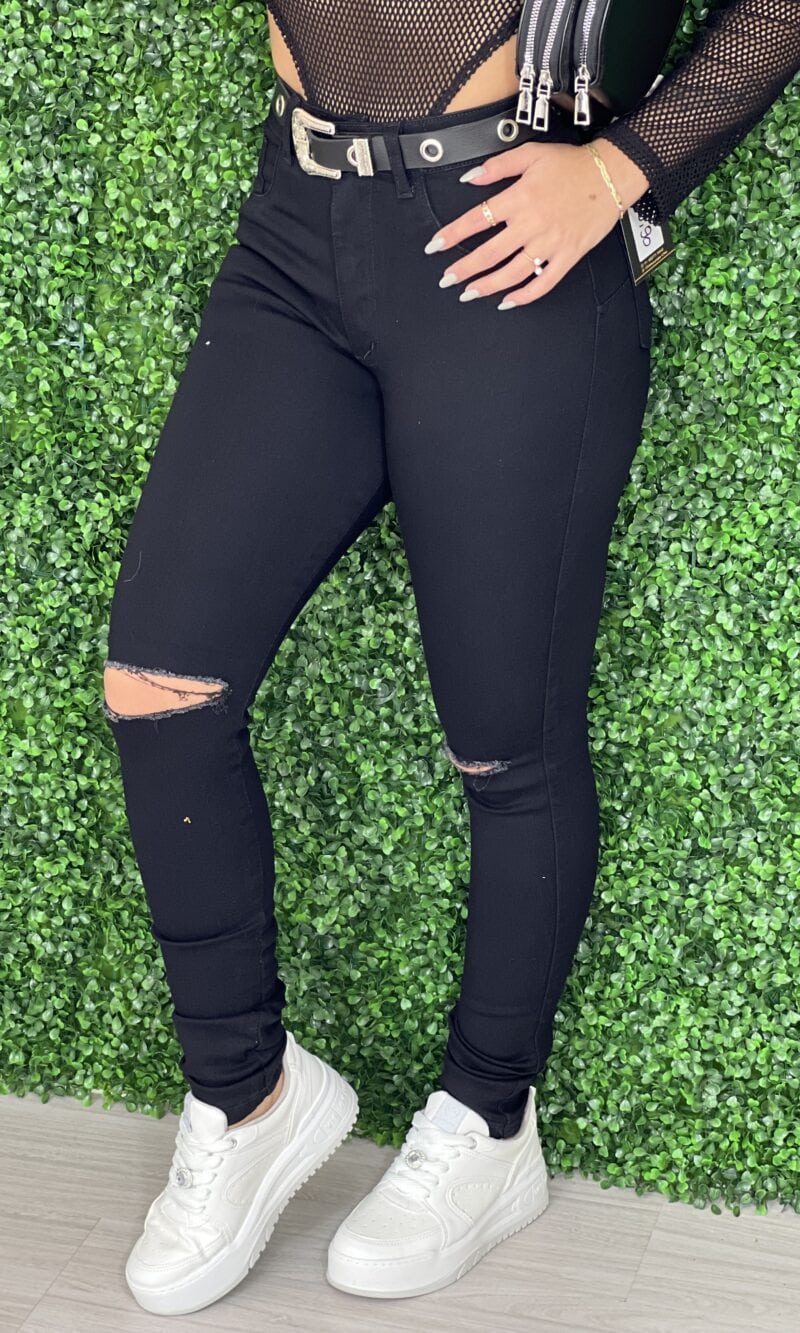 calça jeans preto com rasgo