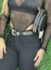 calça jeans preto com rasgo