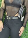 calça jeans preto com rasgo