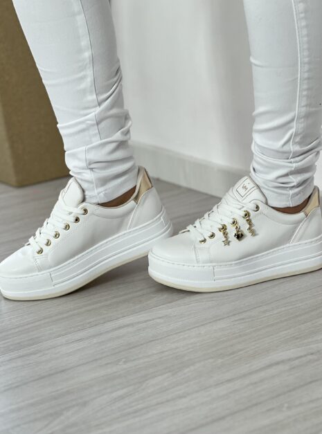 tênis casual pingente branco dourado via marte 093 009 07