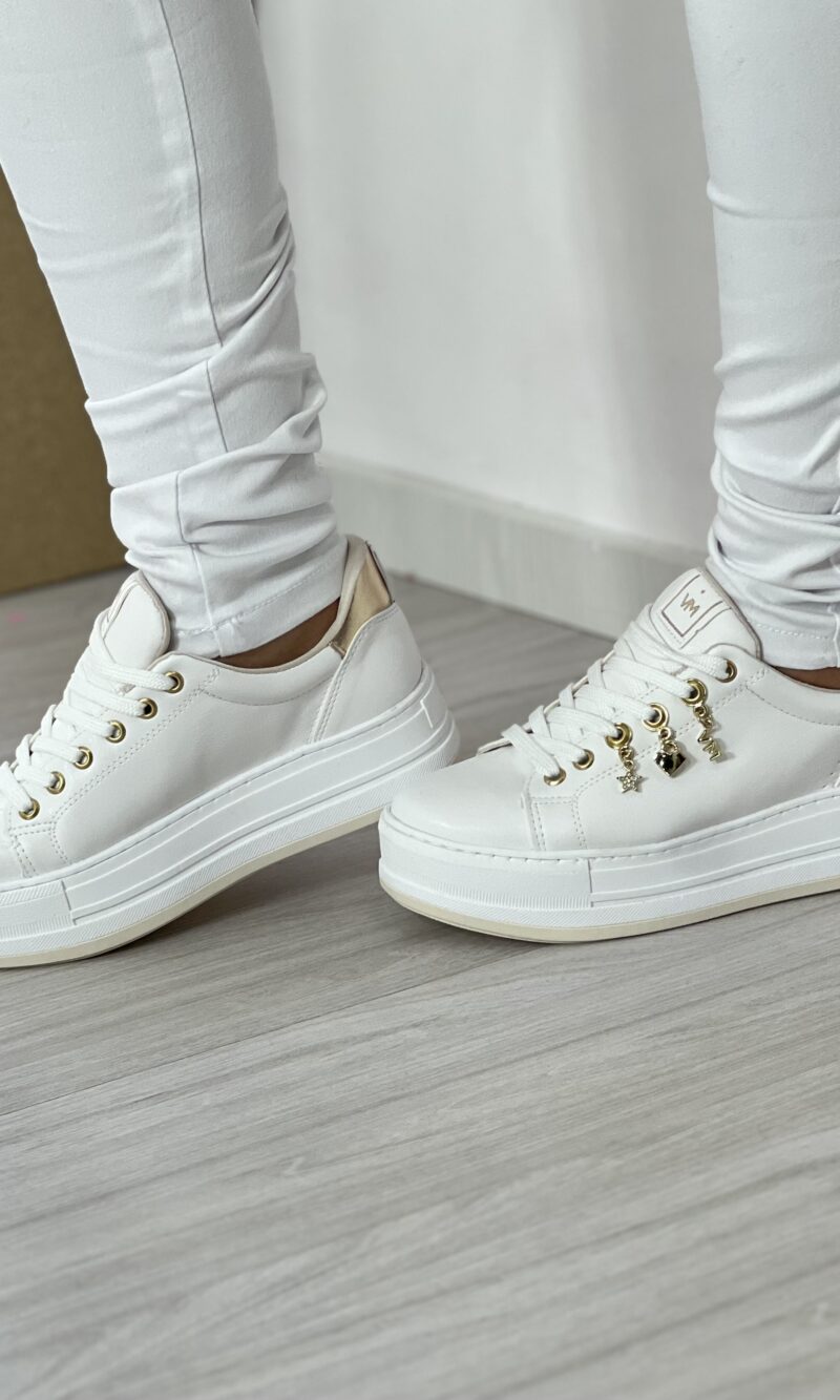 tênis casual pingente branco dourado via marte 093 009 07