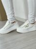 tênis casual pingente branco dourado via marte 093 009 07