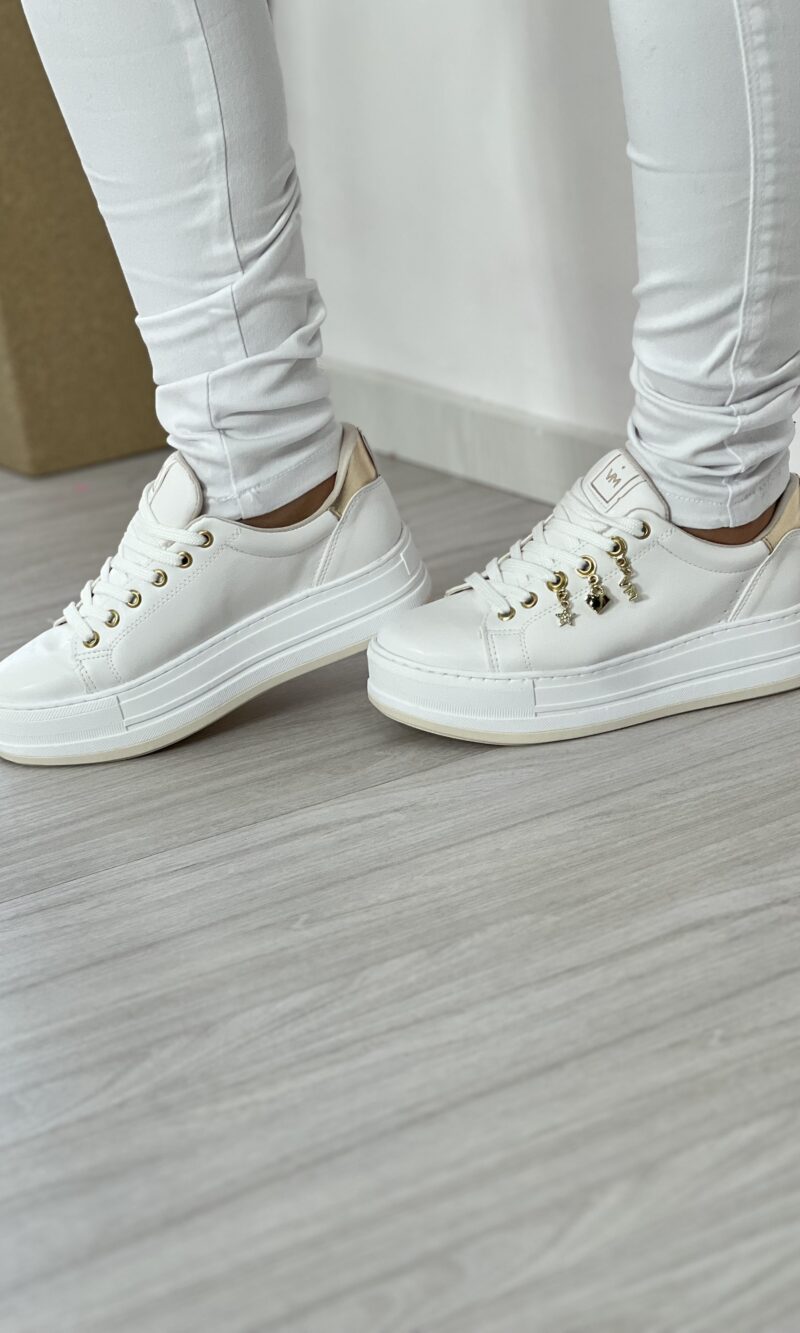 tênis casual pingente branco dourado via marte 093 009 07 tênis casual pingente branco dourado via marte 093 009 07