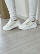 tênis casual pingente branco dourado via marte 093 009 07