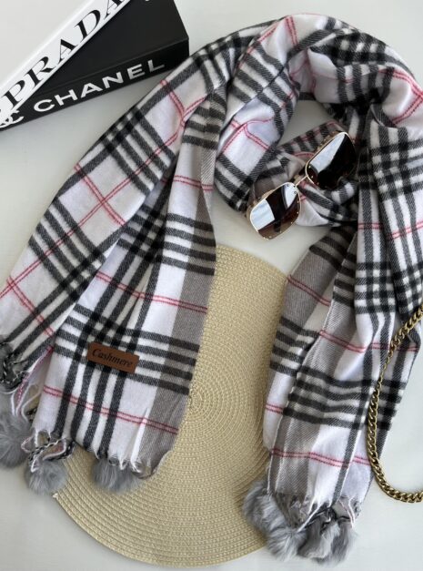 lenço flanelado pompom branco/preto