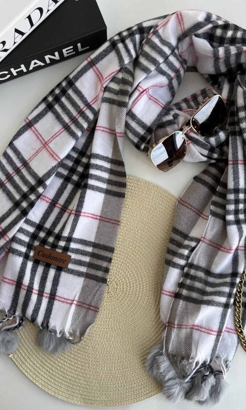lenço flanelado pompom branco/preto