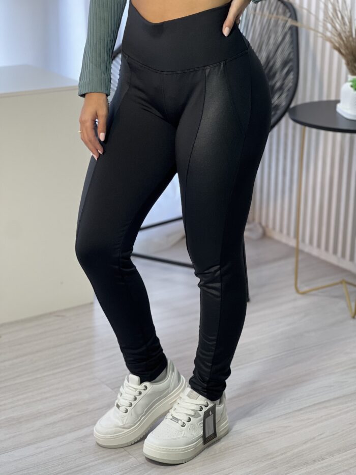 calca apeluciada detalhe cirre preto