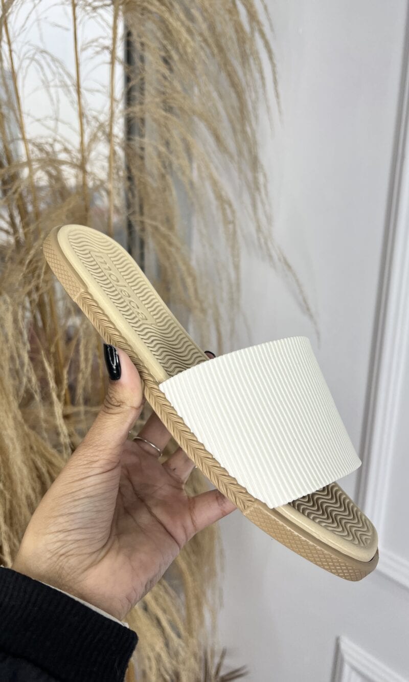 chinelo slide moleca branco/off 5494100 chinelo slide moleca branco/off 5494100