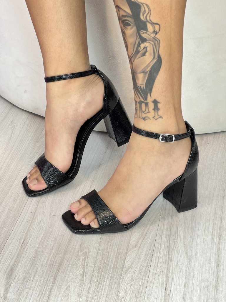 sandália salto bloco preto via marte 105 004 02