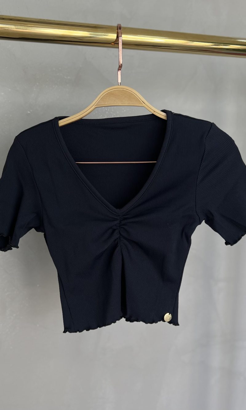 cropped decote drapeado picó donna chia preto cropped decote drapeado picó donna chia preto