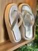 chinelo plataforma off white/prata