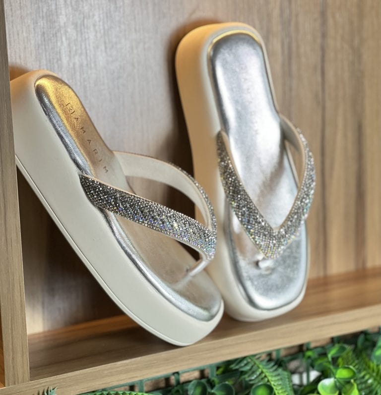 chinelo plataforma off white/prata