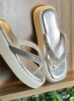 chinelo plataforma off white/prata