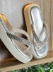 chinelo plataforma off white/prata