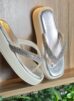 chinelo plataforma off white/prata