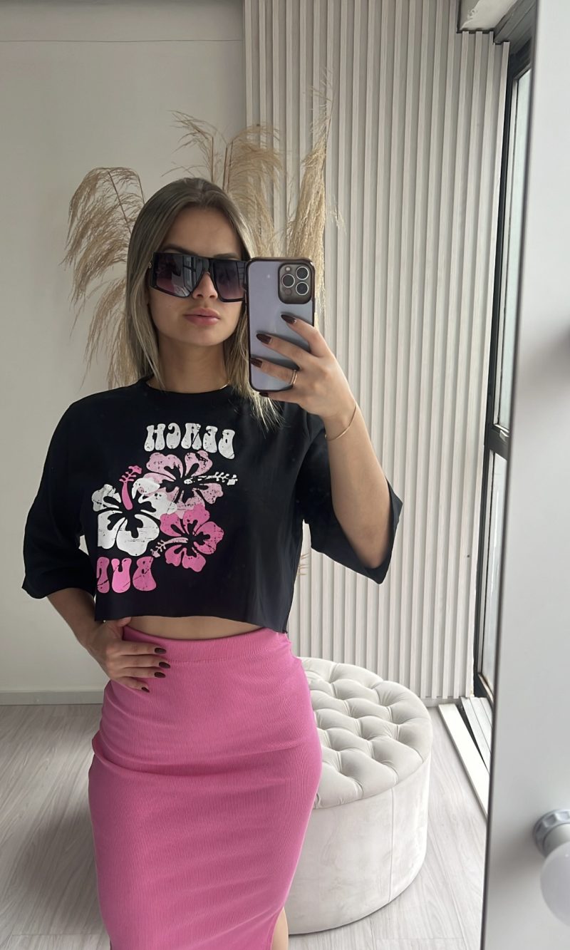 cropped julia happy preto