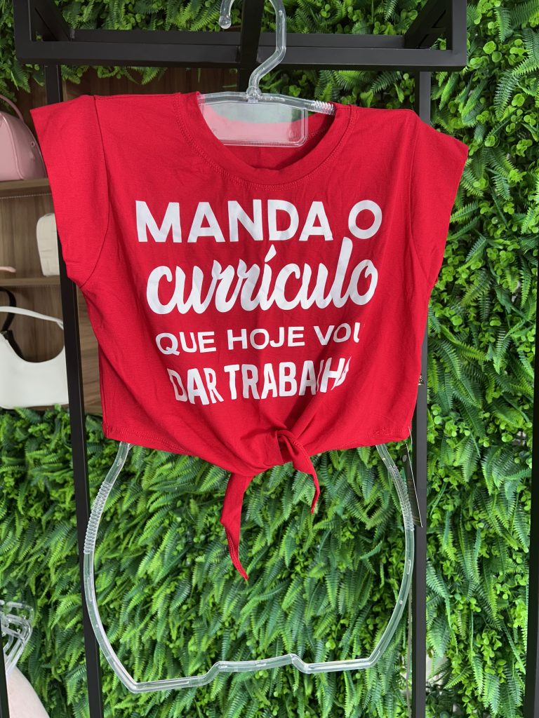 cropped manda o currículo vermelho
