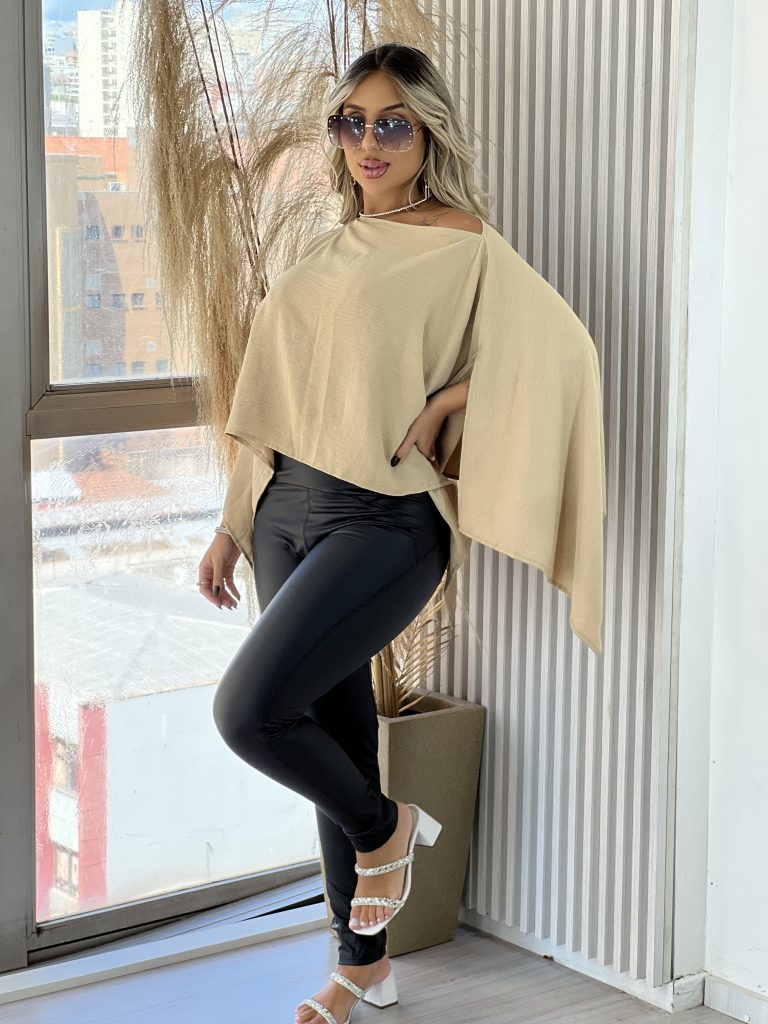 blusa capa com top bege