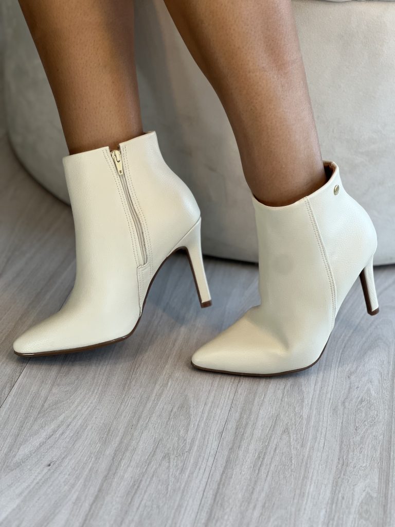 bota cano curto salto fino branco off vizzano 3049.219 bota cano curto salto fino branco off vizzano 3049.219