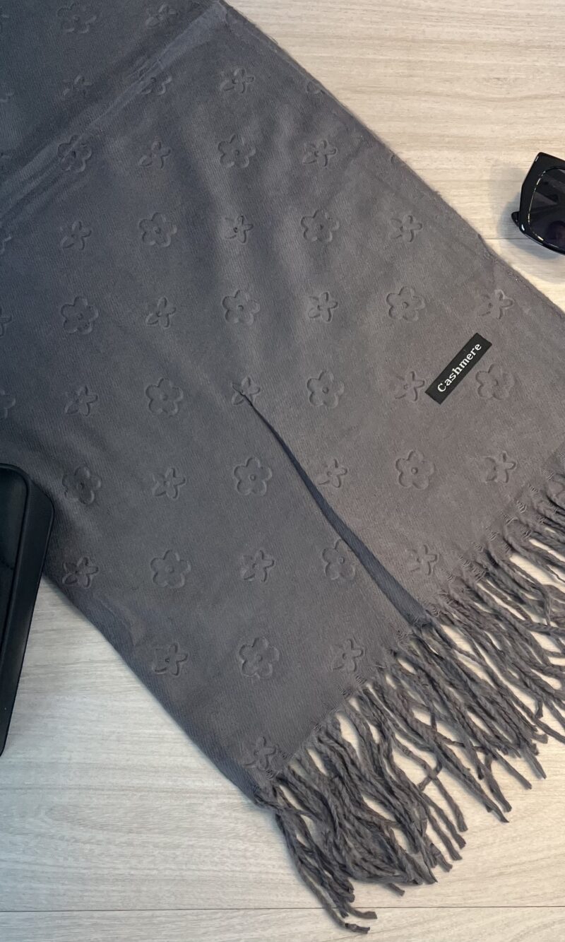 lenço flanelado florzinha cinza escuro