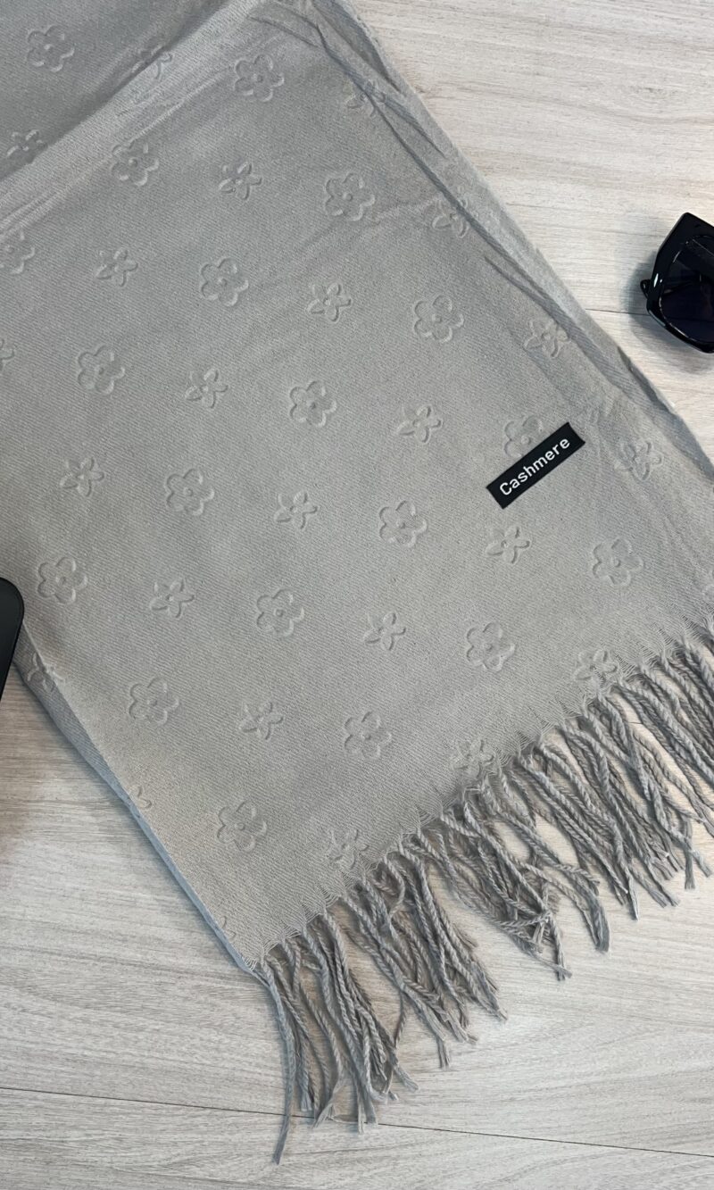lenço flanelado florzinha cinza claro