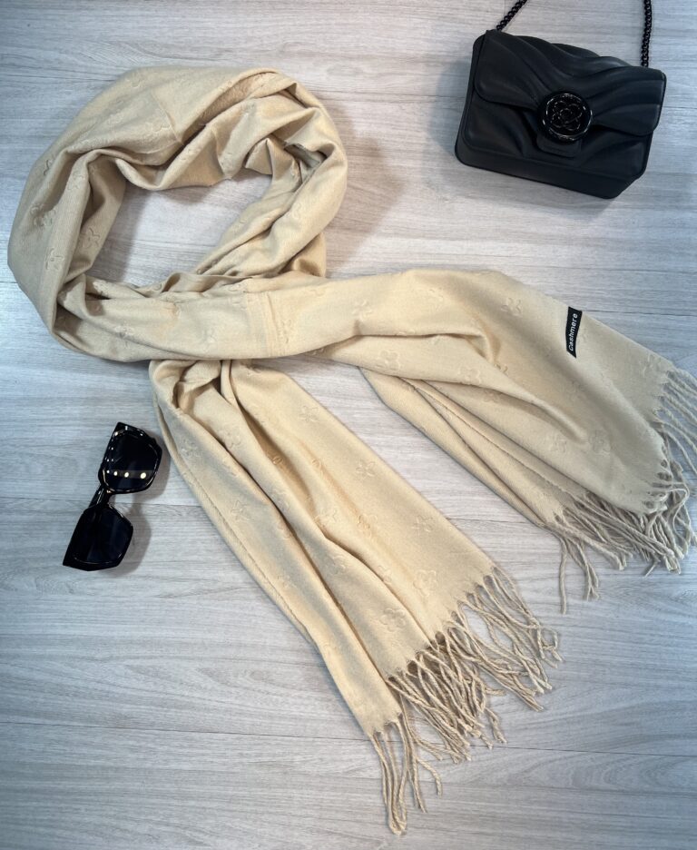 lenço flanelado florzinha bege lenço flanelado florzinha bege