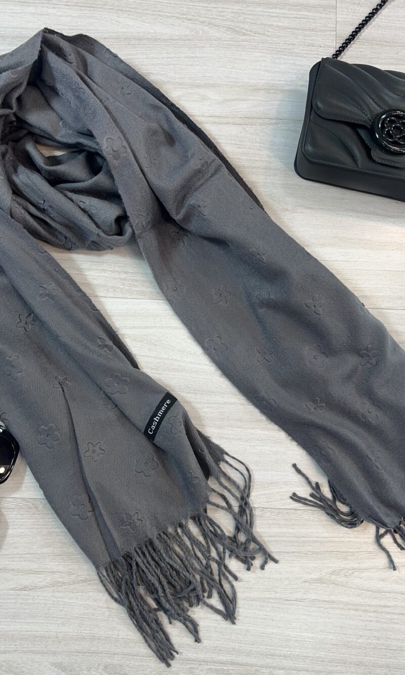 lenço flanelado florzinha cinza escuro