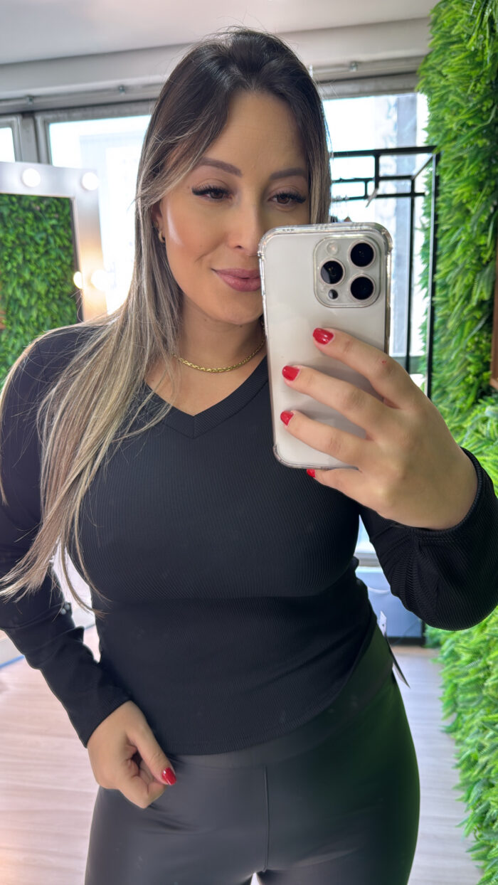 blusa gola v canelada flanelada preto