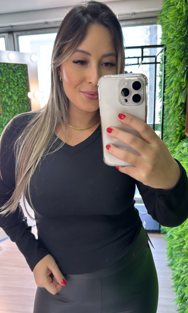 blusa gola v canelada flanelada preto