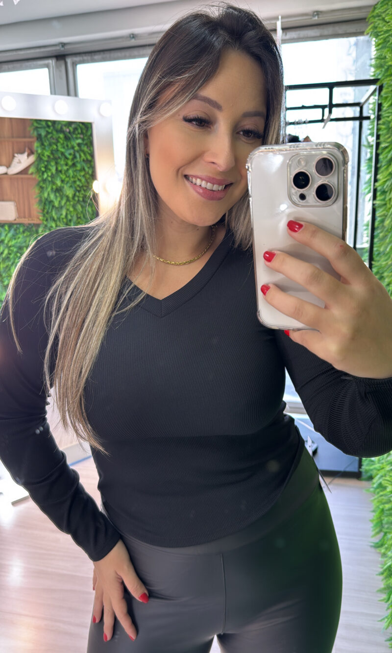 blusa gola v canelada flanelada preto
