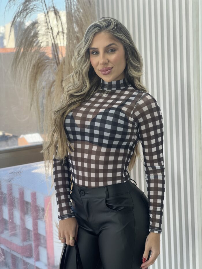 body tule xadrez preto