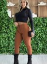 calça courino amanda caramelo
