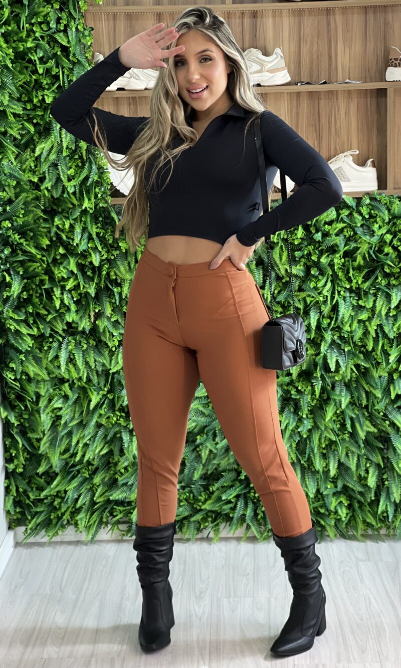 calça courino amanda caramelo