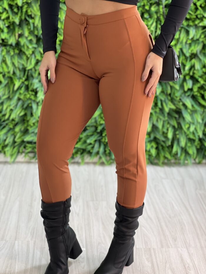 calça courino amanda caramelo